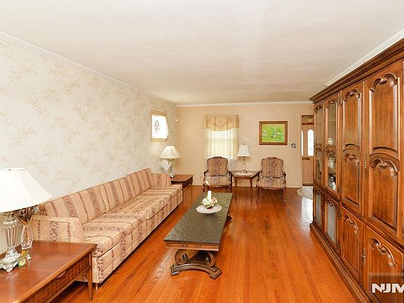 5th image of 37 Lunn Avenue