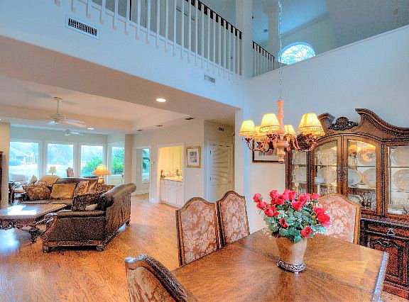 4th image of 305 Forest Oaks