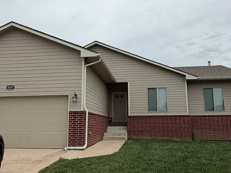 9207 E Champions Cir — Photo 1