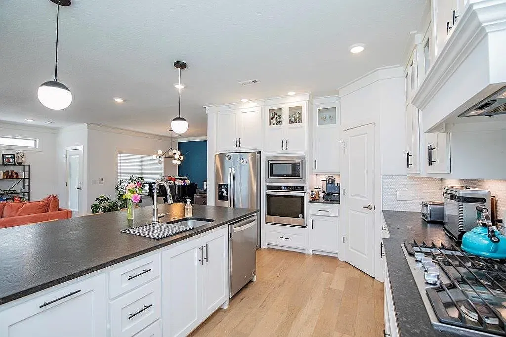 3 bed, 2284 sqft, $3,500 — Photo 4
