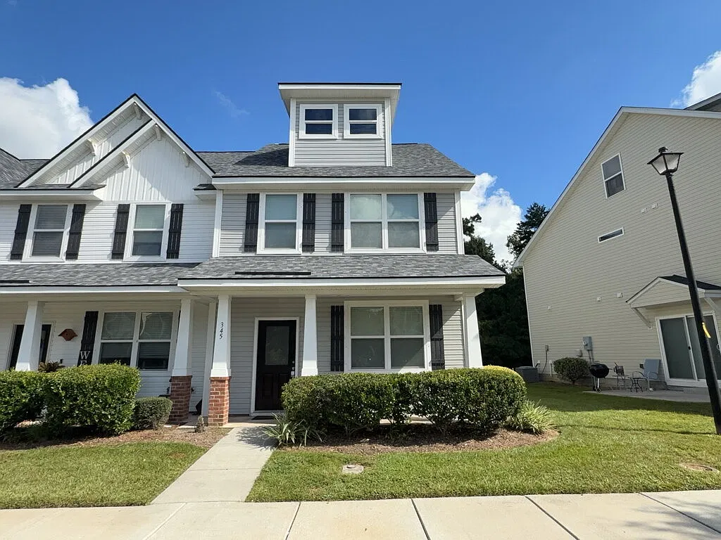 3 bed, 2.5 bath, 1592 sqft, $2,400 — Photo 1