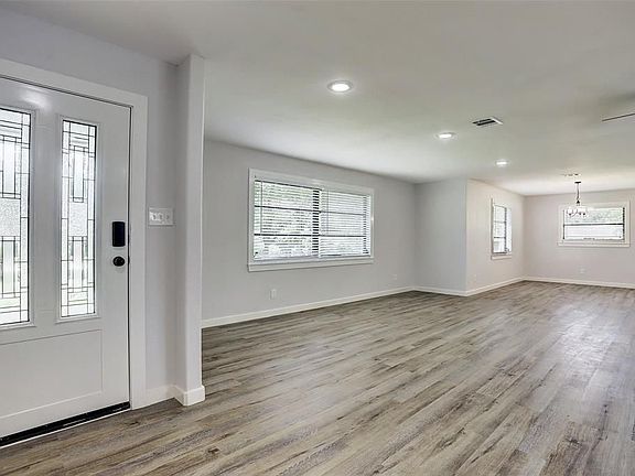 3rd image of 101 Tanglewood St