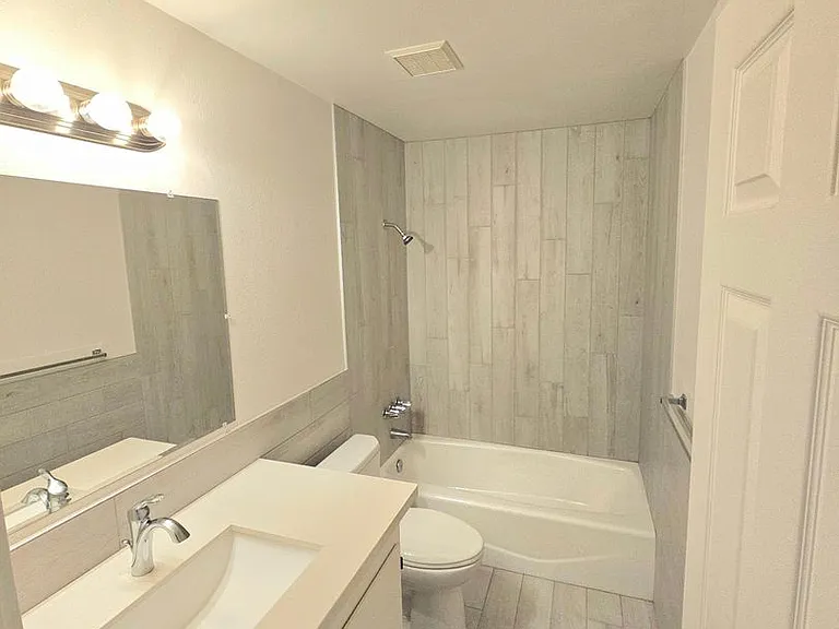 40410 Meridian E #9 — Photo 5