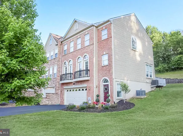 3190 Woodsedge Dr, Garnet Valley, PA 19060