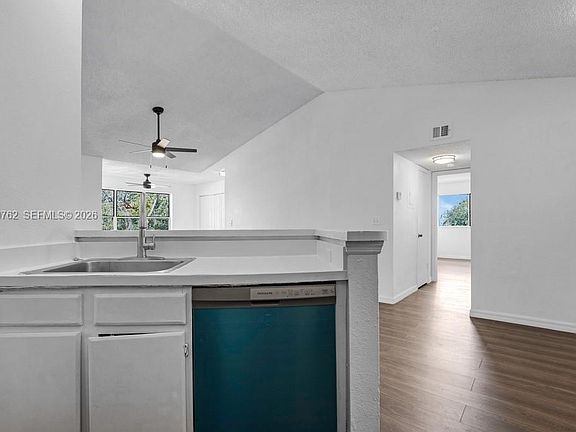4th image of 3340 Pinewalk Dr N APT 1527