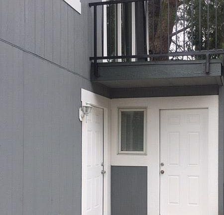 Side view / back entrance balcony