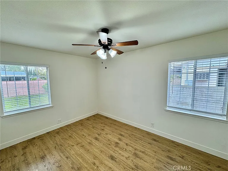 915 W Occidental St — Photo 9