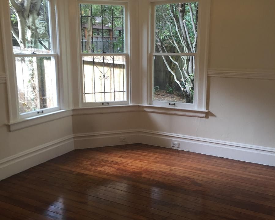 1st image of 1933 Oak St
