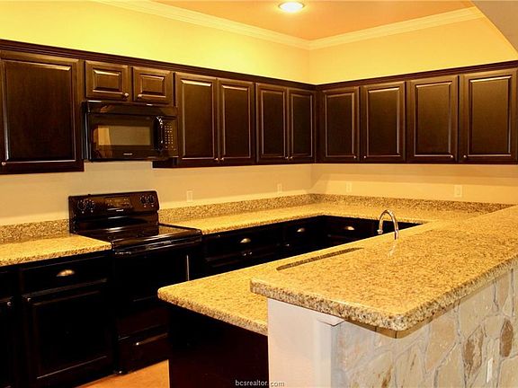 3rd image of 407 Hayes Ln