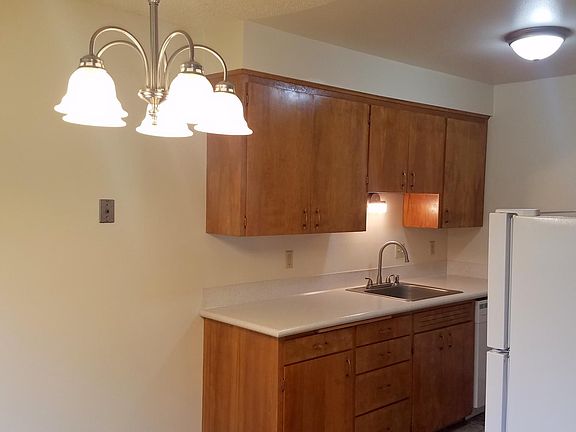 Lots of light in this tidy and bright kitchen.