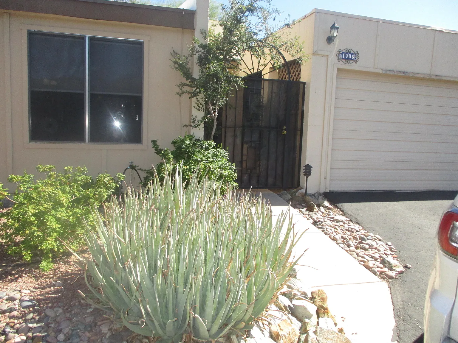 3 bed, 2.0 bath, 1670 sqft, $1,800 — Photo 1