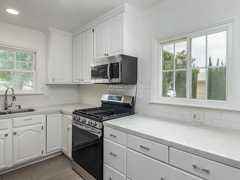 8129 Darby Ave — Photo 8