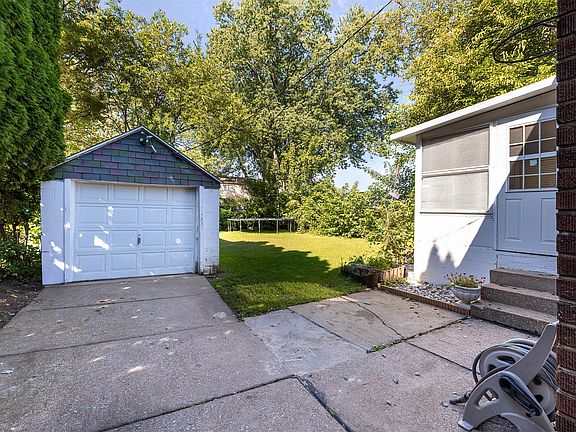 2nd image of 3318 Maple St