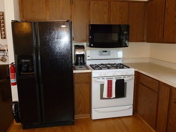 5th image of 860 E Bryn Mawr Ave