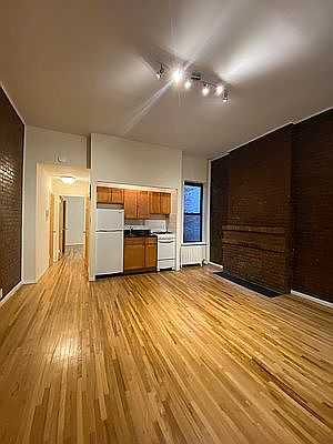 3rd image of 239 W 21st St APT 4B