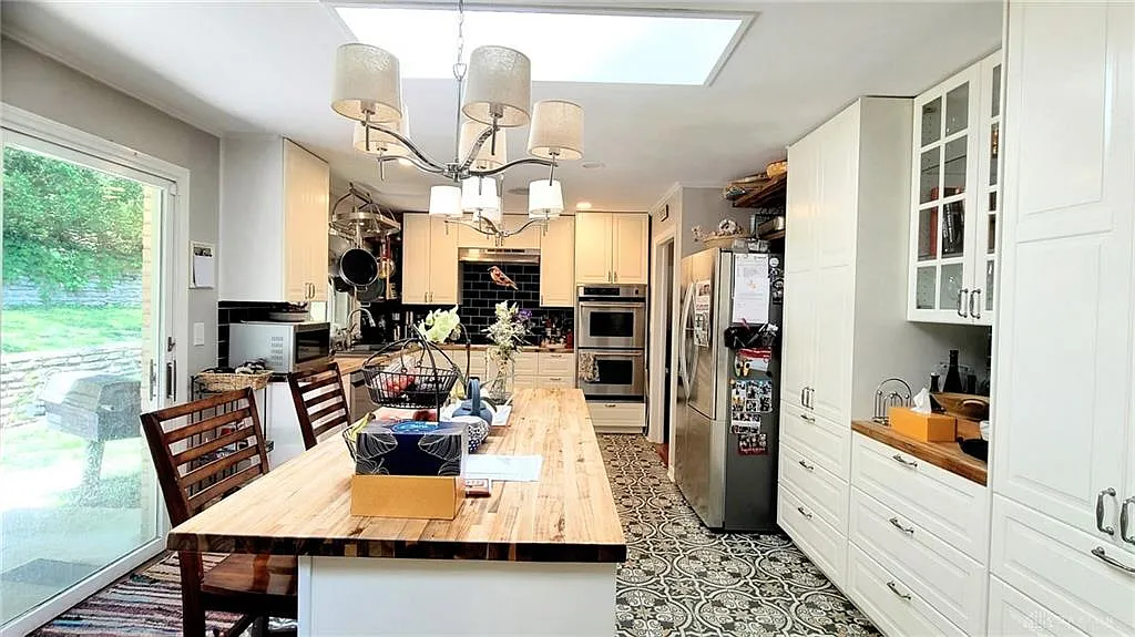 4 bed, 3.5 bath, 3095 sqft, $3,350 — Photo 3
