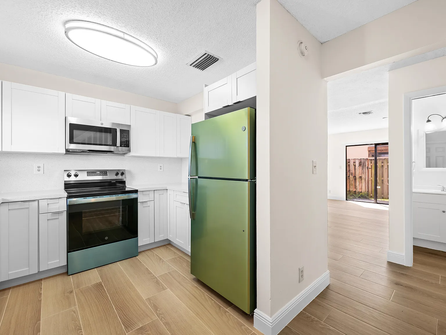 2 bed, 1.0 bath, 1020 sqft, $2,200 — Photo 3