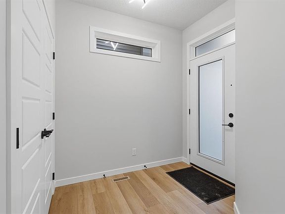 3rd image of 433 W Lewiston Lndg NE