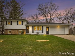 970 Meadow Ln, Jenison, MI 49428
