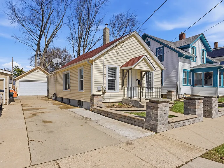 810 Superior St — Photo 2