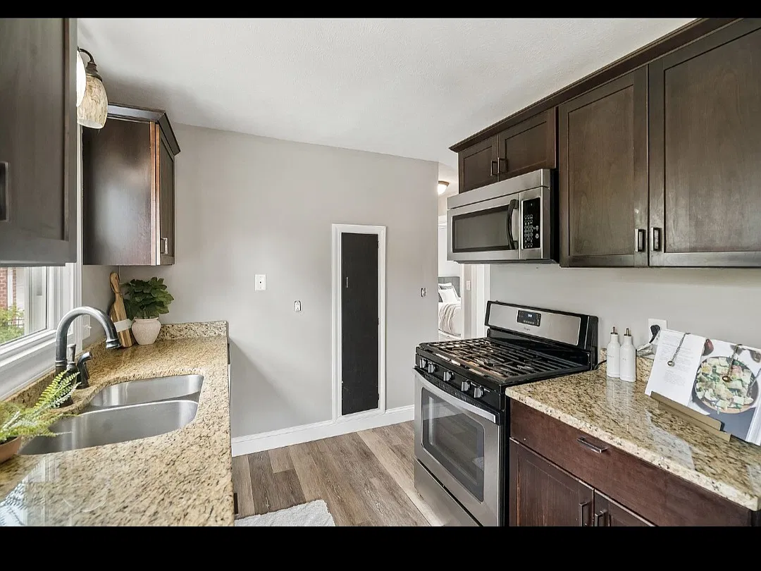3 bed, 1212 sqft, $2,469 — Photo 4