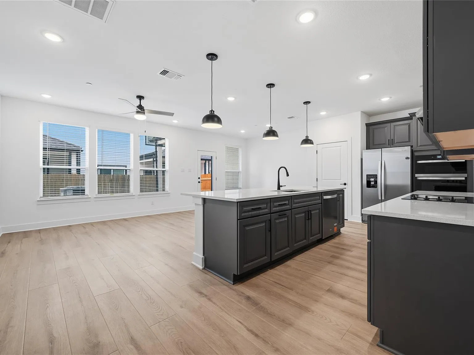 3 bed, 2.5 bath, 1685 sqft, $2,000 — Photo 2