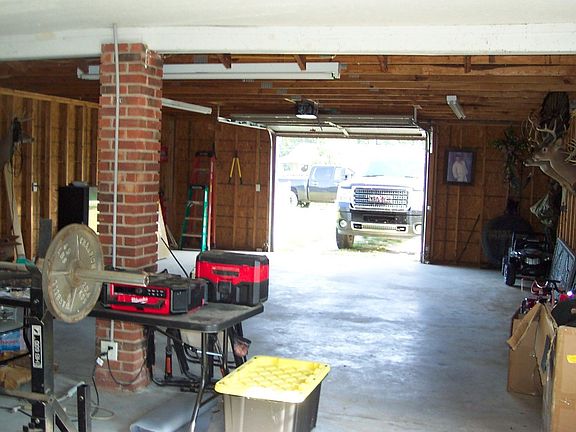 4th image of 300 Barton Cir