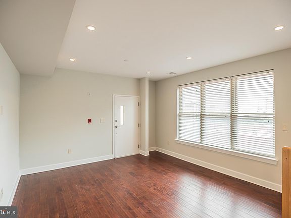 3rd image of 714-24 N Chadwick St Unit 1
