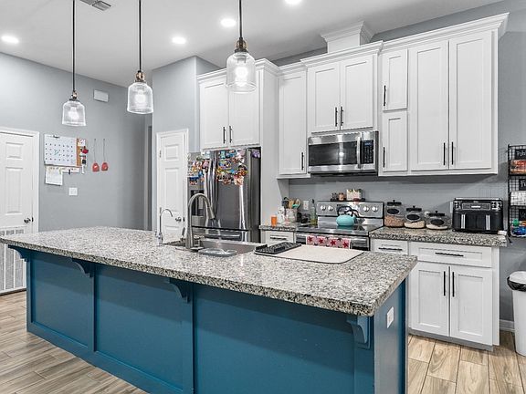 4th image of 2303 Lake View Dr