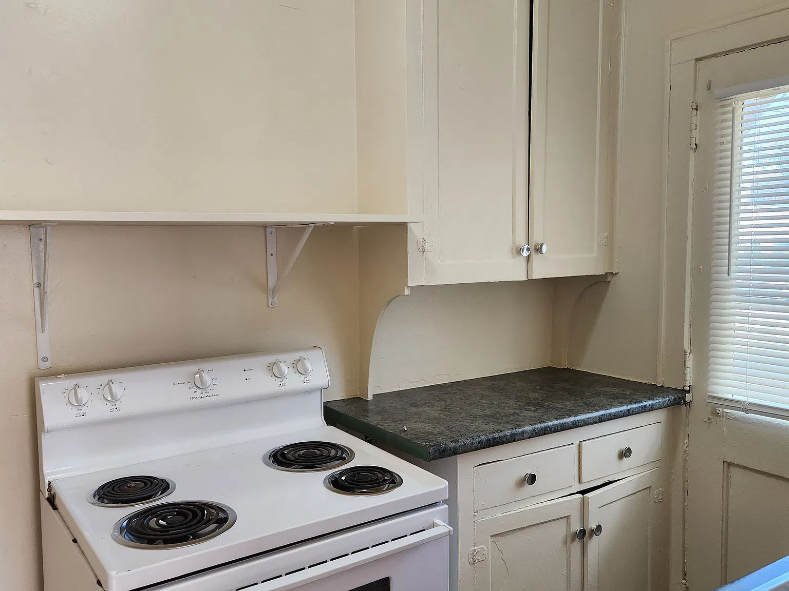 2 bed, 1000 sqft, $1,100 — Photo 3