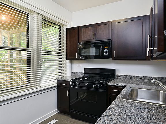 5th image of 429 W Melrose St APT 002W