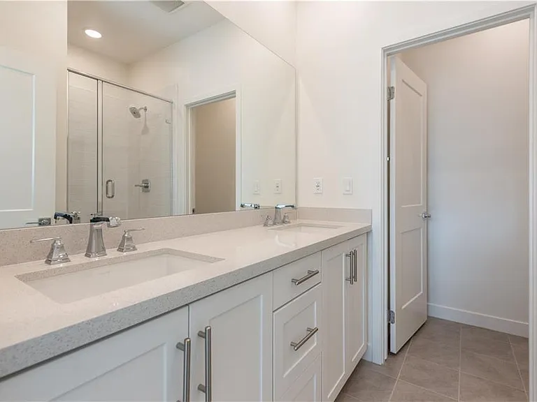2317 W Broadway #32 — Photo 8