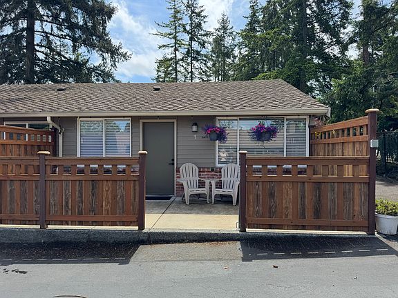 4th image of 4050 W Lake Sammamish Pkwy NE Unit 1