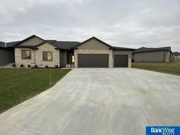 8840 Augusta Dr, Lincoln, NE 68526