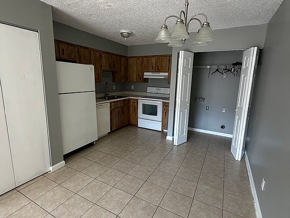 3rd image of 2000 SE 40th Street Rd APT A