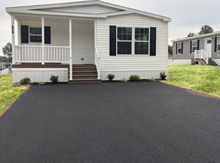 610 Simsburry Ln, Macungie, PA 18062