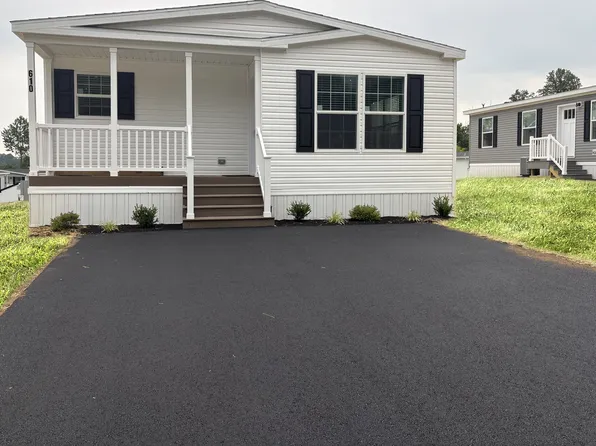 610 Simsburry Ln, Macungie, PA 18062