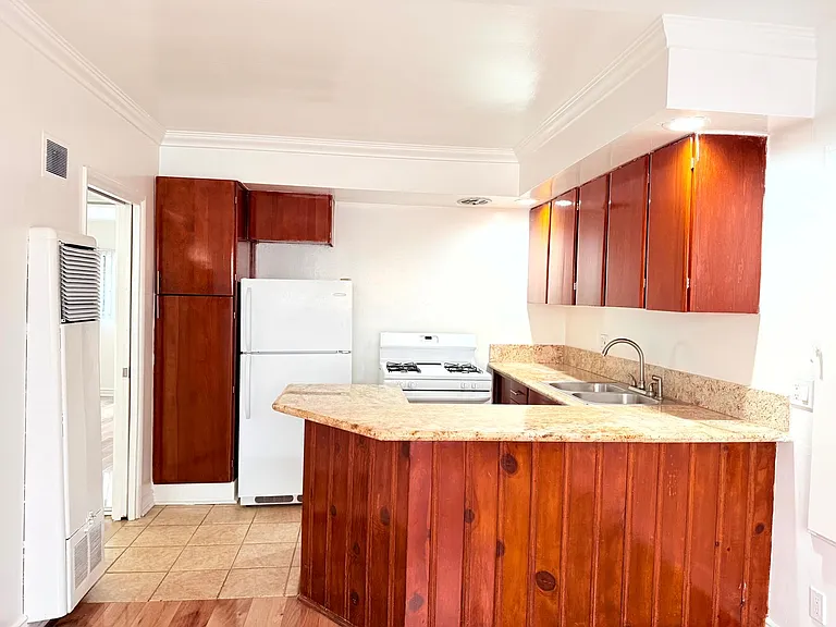 5356 Fountain Avenue/1266 N. Serrano — Photo 8