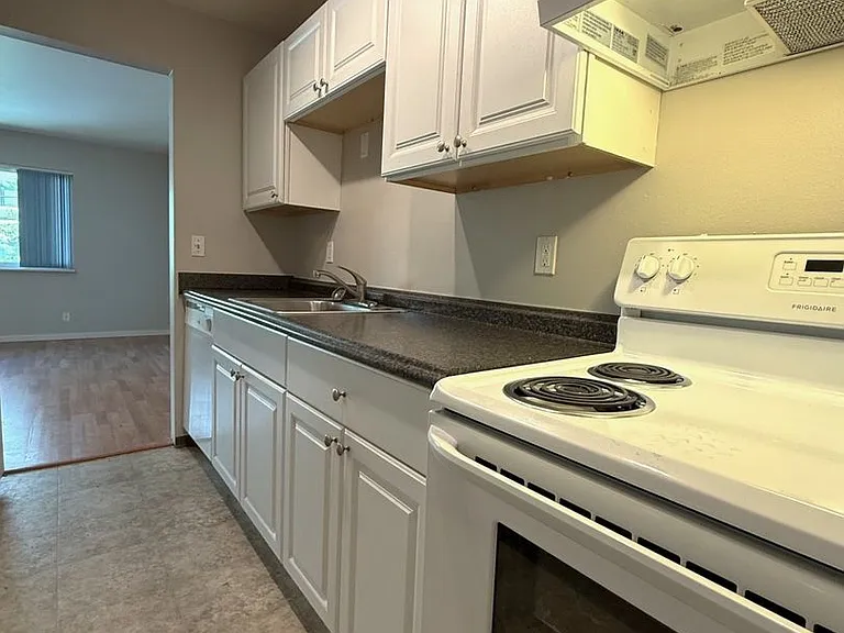1617 E Jefferson St — Photo 9
