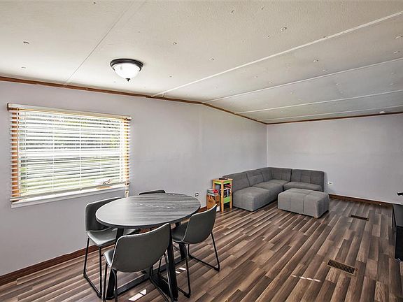 3rd image of 8010 N Meadowview Cir
