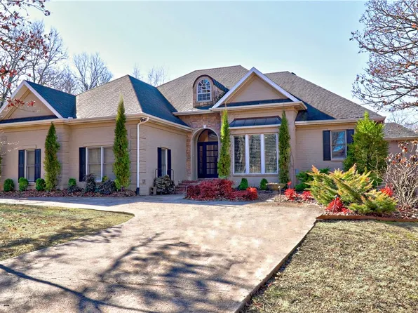 2311 N Fox Trl, Fayetteville, AR 72703