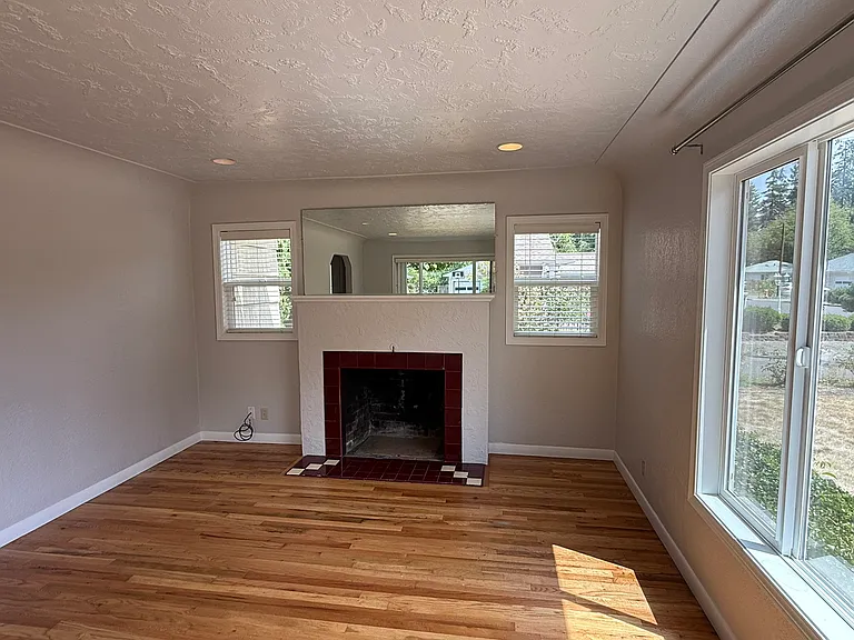 3120 Willamette Dr N — Photo 7