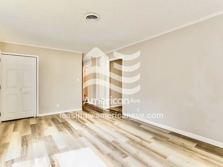 1446851_005_living_room_14043838.jpg