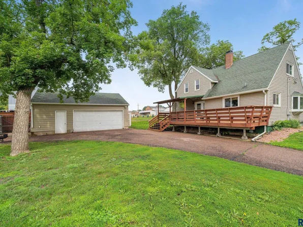 511 E 3rd St, Dell Rapids, SD 57022