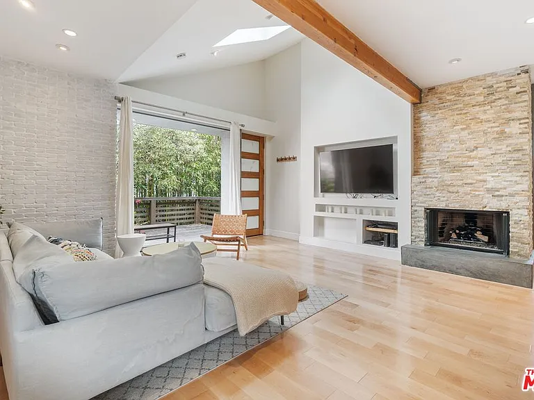 678 Broadway St — Photo 4