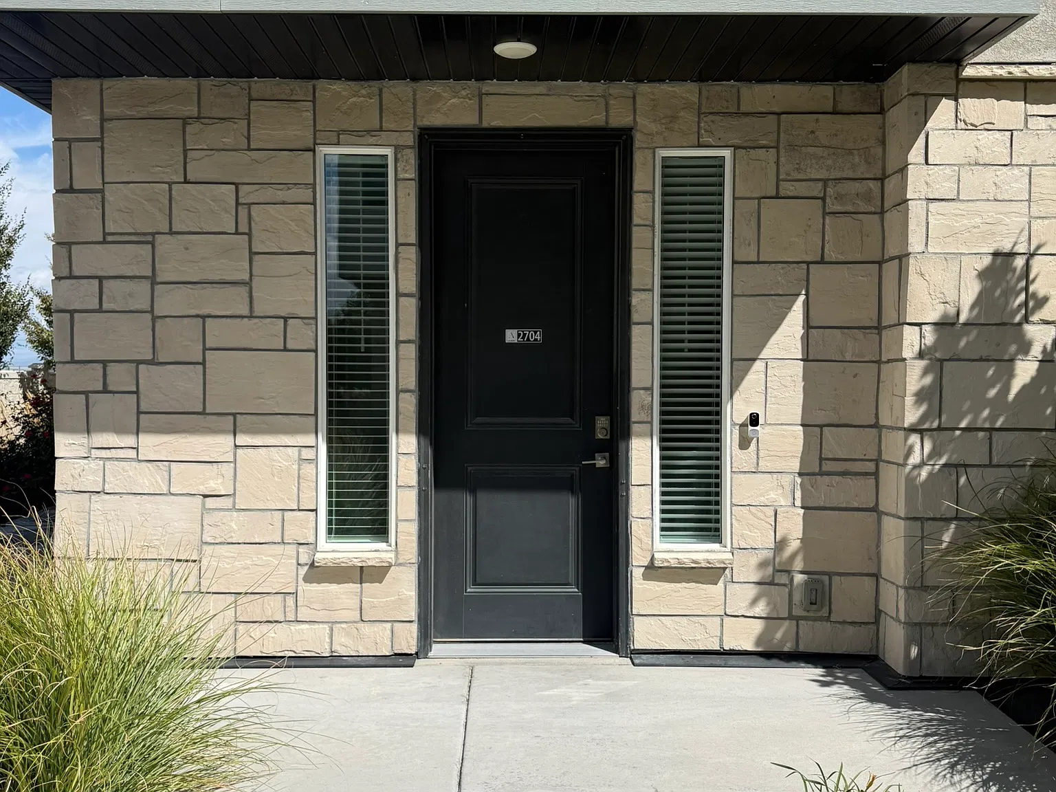 3 bed, 2.5 bath, 1672 sqft, $2,634 — Photo 2
