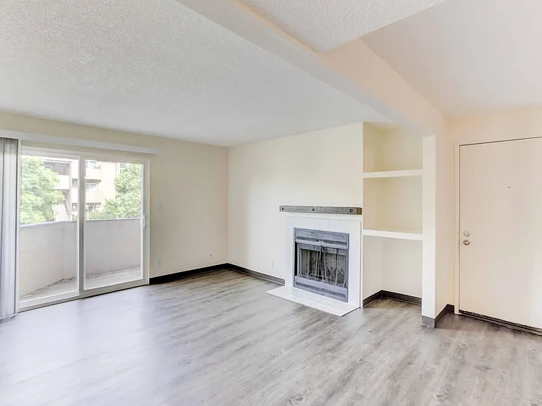Americana Lakewood Apartments — Photo 34