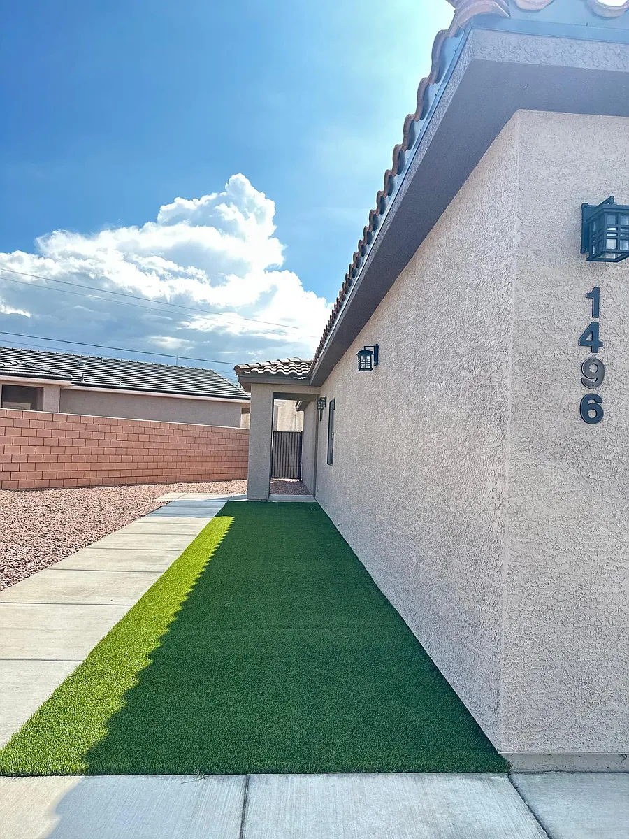 Building Photo - 1496 Bluffs Cir