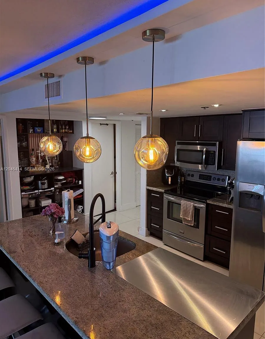 Venetia Condo — Photo 3