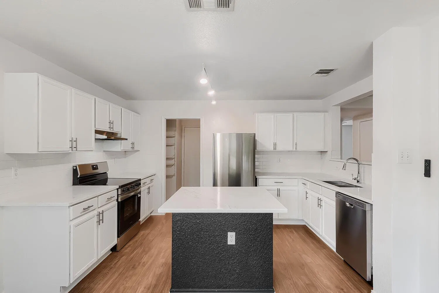 3 bed, 2.5 bath, 2256 sqft, $2,100 — Photo 4